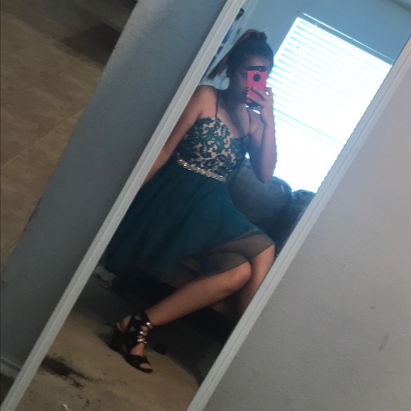 Emerald green dress worn once for my homecoming - Picture 8 of 8